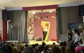 Na zdjeciu scena teatralna i widzowie.