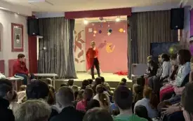 Na zdjeciu scena teatralna i widzowie.