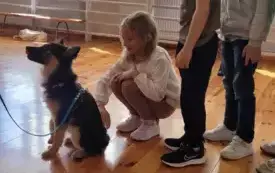 Na zdjęciu dzieci z pieskiem.