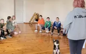 Na zdjęciu dzieci z pieskiem.