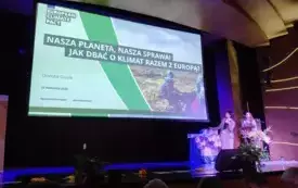 Na zdjęciu plansza z tytułem spotkania.