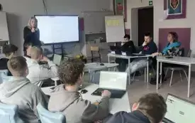 Na zdjęiu uczniowie pracują.