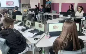 Na zdjęiu uczniowie pracują.