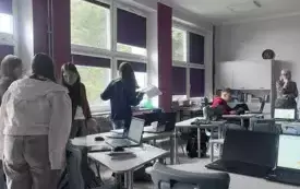 Na zdjęiu uczniowie pracują.