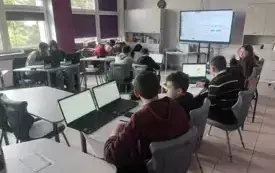 Na zdjęiu uczniowie pracują.