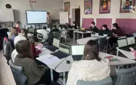 Na zdjęiu uczniowie pracują.