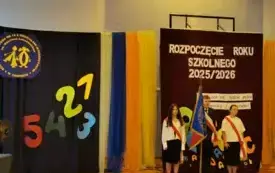 Na zdjeciu uczniowie ze sztandarem szkoly.