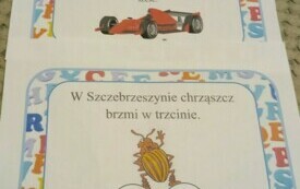 Na zdjęciu plakaty z łamańcami językowymi.