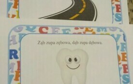 Na zdjęciu plakaty z łamańcami językowymi.