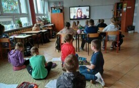 Zdjęcie przedstawia uczni&oacute;w na lekcji online.