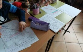 Zdjęcie przedstawia pracę uczni&oacute;w z kartami pracy.
