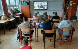 Zdjęcie przedstawia uczni&oacute;w na lekcji online.