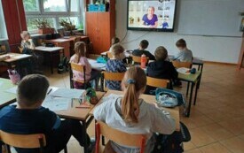 Zdjęcie przedstawia uczni&oacute;w na lekcji online.