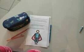 Zdjęcie przedstawia rysunek ucznia - superbohater.