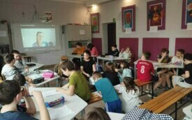 Zdjęcie przedstawia uczni&oacute;w na lekcji online.