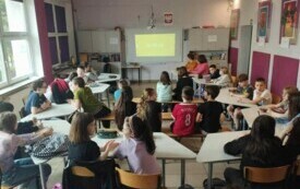 Zdjęcie przedstawia uczni&oacute;w na lekcji online.