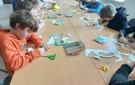 Zdjęcie przedstawia uczni&oacute;w, kt&oacute;rzy wykonują pracę plastyczną.