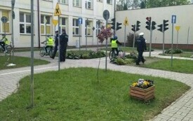 Na zdjęciu uczeń pokonuje tor przeszk&oacute;d na rowerze.