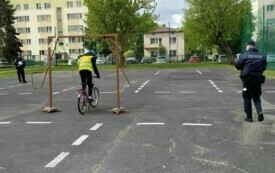 Na zdjęciu uczeń pokonuje tor przeszk&oacute;d na rowerze.