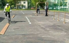 Na zdjęciu uczeń pokonuje tor przeszk&oacute;d na rowerze.