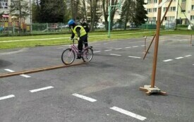Na zdjęciu uczeń pokonuje tor przeszk&oacute;d na rowerze.