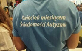 Na zdjęciu napis na bluzce.