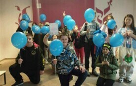 Na zdjęciu uczniowie z niebieskimi balonami