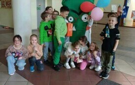 Na zdjęciu uczniowie stosja na schodach.
