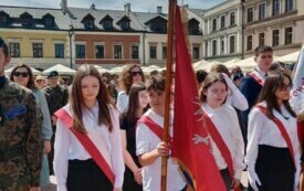 Na zdjęciu uczniowie w strojach galowych ze sztandarem szkoły.