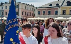 Na zdjęciu uczniowie w strojach galowych ze sztandarem szkoły.