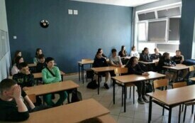 Na zdjęciu uczniowie w czasie spotkania z żołnierzami.