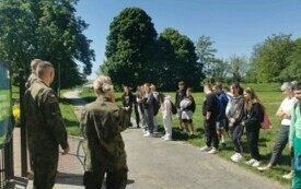 Na zdjęciu uczniowie w czasie spotkania z żołnierzami.