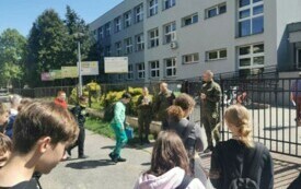 Na zdjęciu uczniowie w czasie spotkania z żołnierzami.