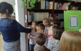 Na zdjęciu uczniowie w bibliotece.
