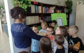 Na zdjęciu uczniowie w bibliotece.