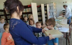 Na zdjęciu uczniowie w bibliotece.