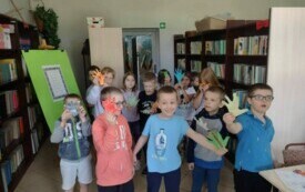 Na zdjęciu uczniowie w bibliotece.