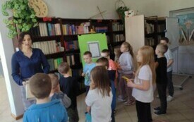 Na zdjęciu uczniowie w bibliotece.