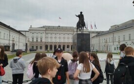 Na zdjęciu uczniowie przed Pałacem Prezydenckim.