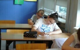 Na zdjęciu uczennica siedząca w ławce.