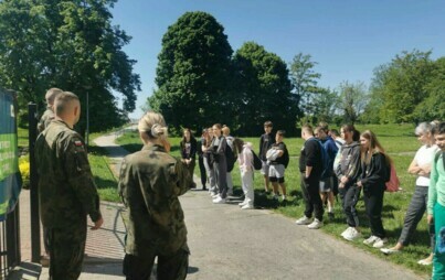 Na zdjeciu uczniowie w czasie spotkania z żołnieżami.