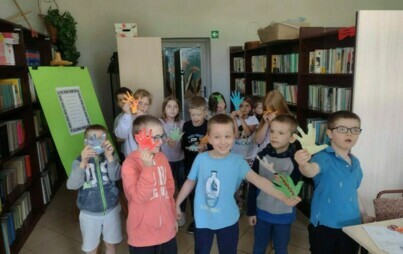 Na zdjęciu uczniowie w bibliotece