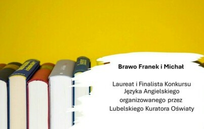 Na zdjęciu książki z napisami.