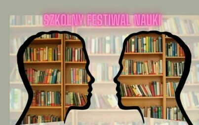 Na zdjęciu półki z książkami i zarys głów ludzkich.