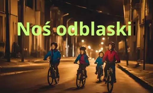 Na zdjęciu dzieci jada na rowerach wieczorem.