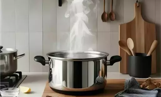 Na zdjęciu garnek z parującą wodą w kuchni.