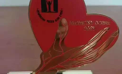Na zdjeciu plakietka