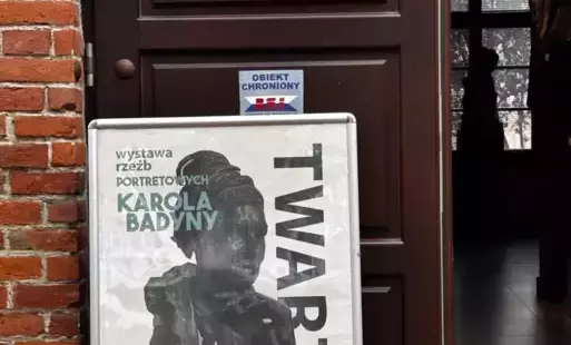 Na zdjęciu wejście na wystawę.