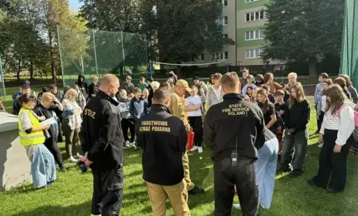 Na zdjęiu strażacy z dziećmi