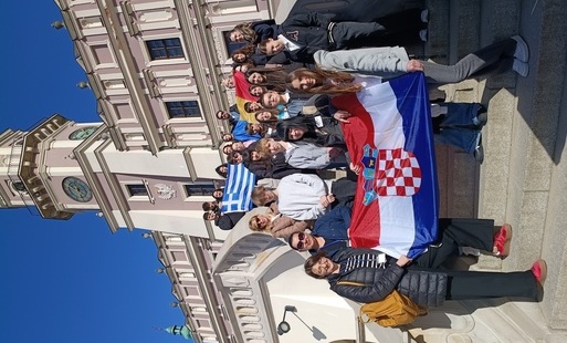 młodzież na schodach zamojskiego Ratusza